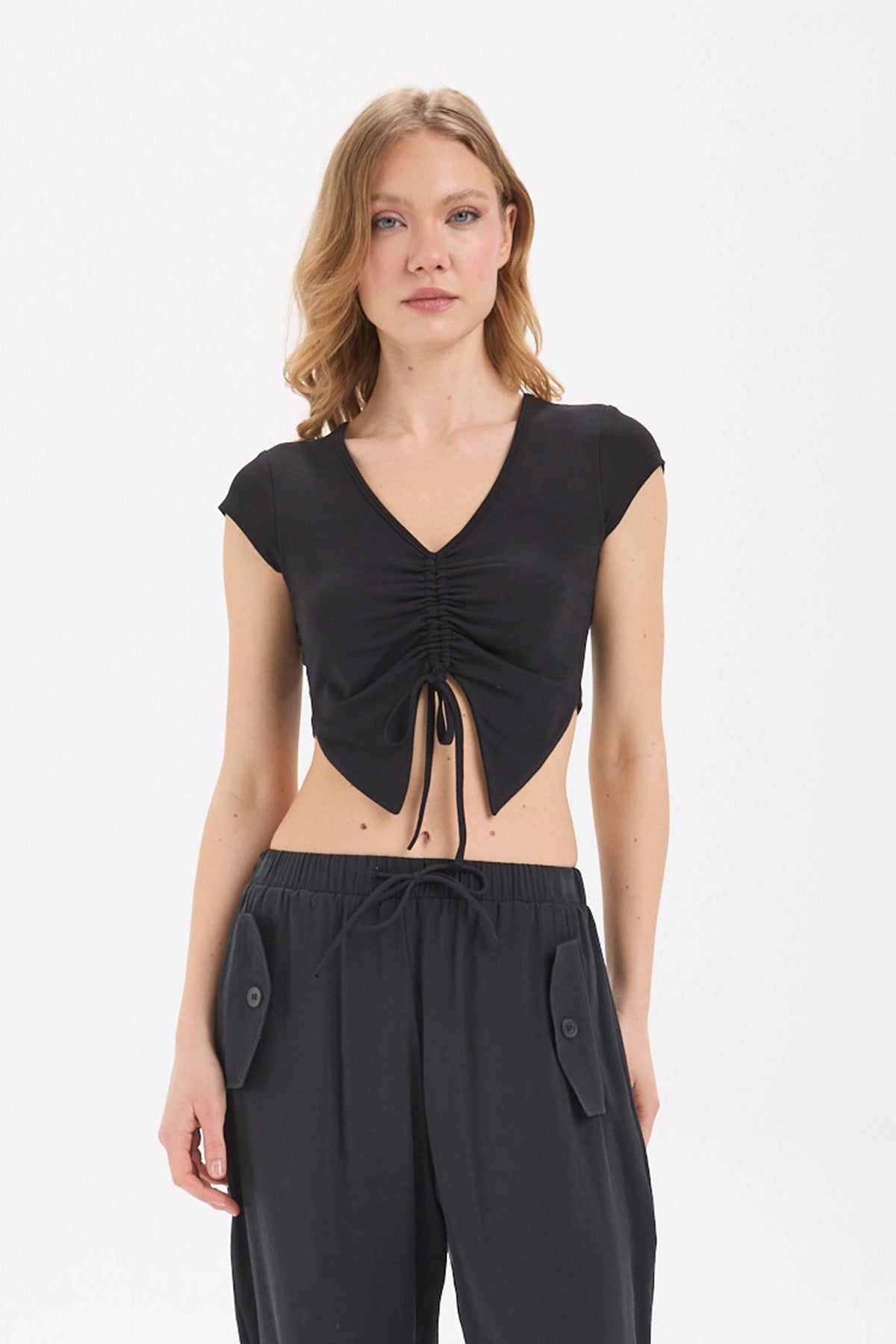 Kadın siyah t-shirt – ZETA Büzgülü Detay Crop Top | IMBUE color:siyah