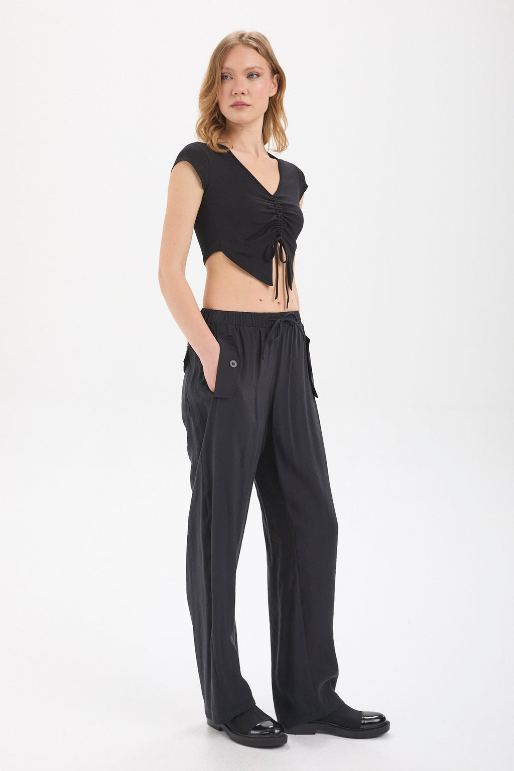 Kadın siyah t-shirt – ZETA Büzgülü Detay Crop Top | IMBUE color:siyah