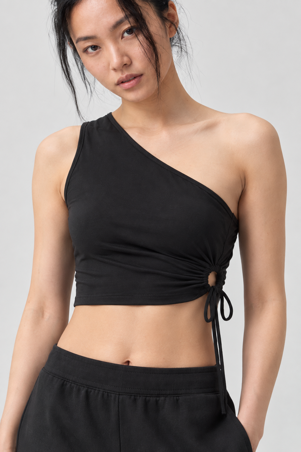 Kadın siyah bluz – SOLARA Tek Omuz Crop Üst | IMBUE color:siyah
