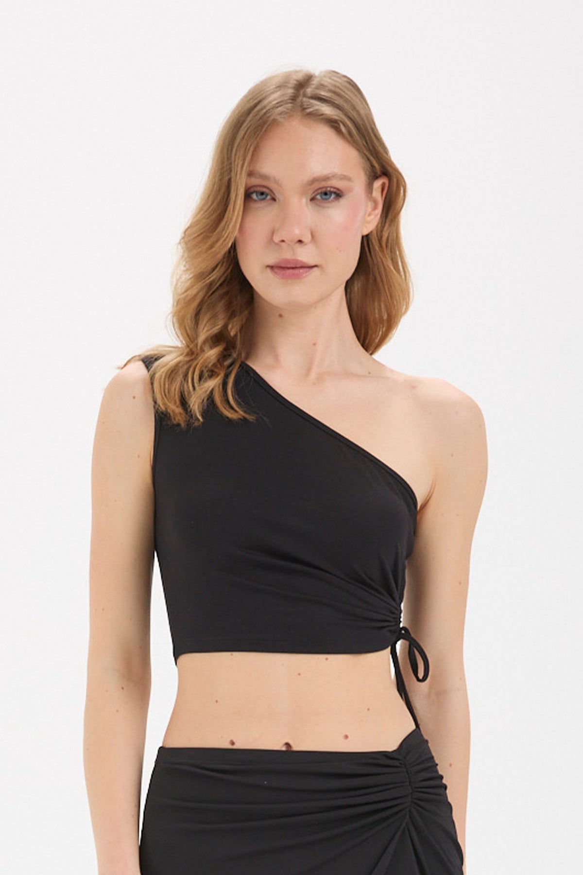 Kadın siyah bluz – SOLARA Tek Omuz Crop Top | IMBUE color:siyah