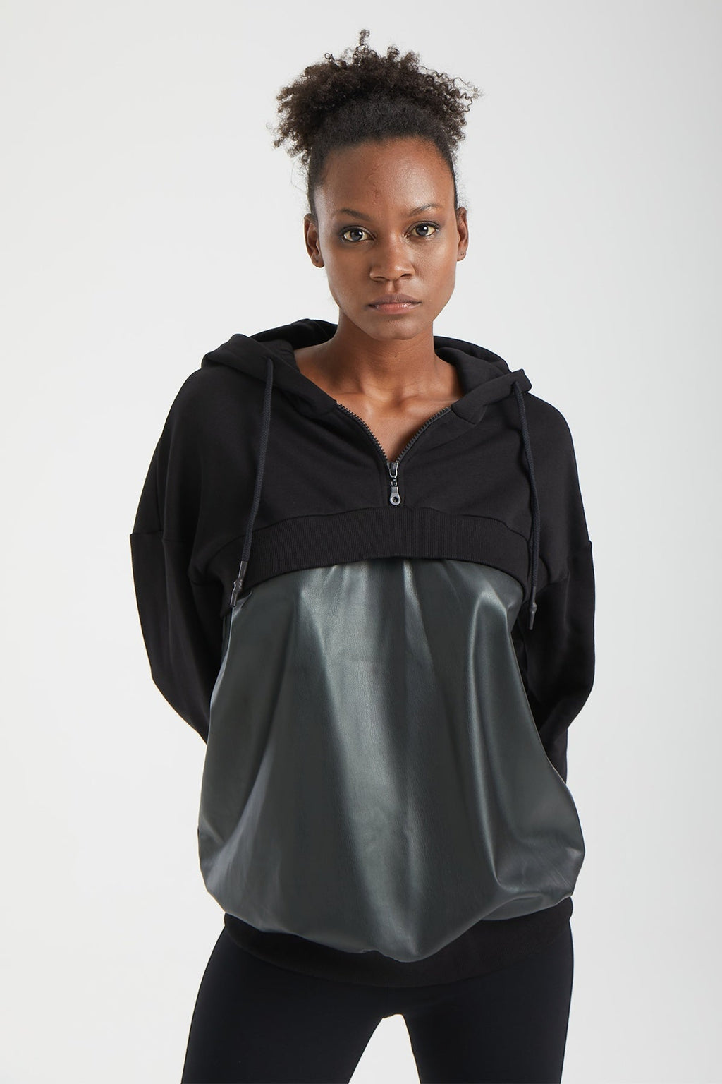 Kadın siyah sweatshirt – VERTEX Yapısal Panelli Kapüşonlu Sweatshirt | IMBUE color:siyah