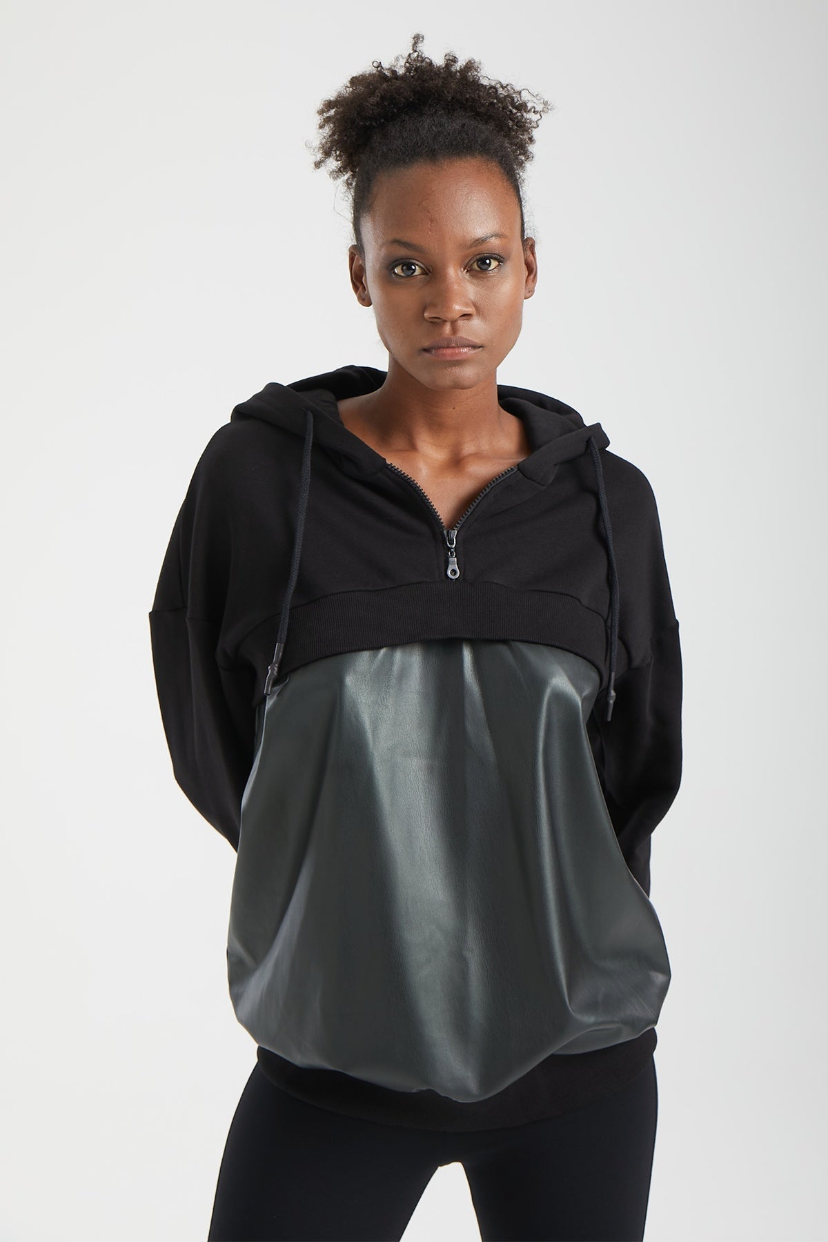 Kadın siyah sweatshirt – VERTEX Yapısal Panelli Kapüşonlu Sweatshirt | IMBUE color:siyah