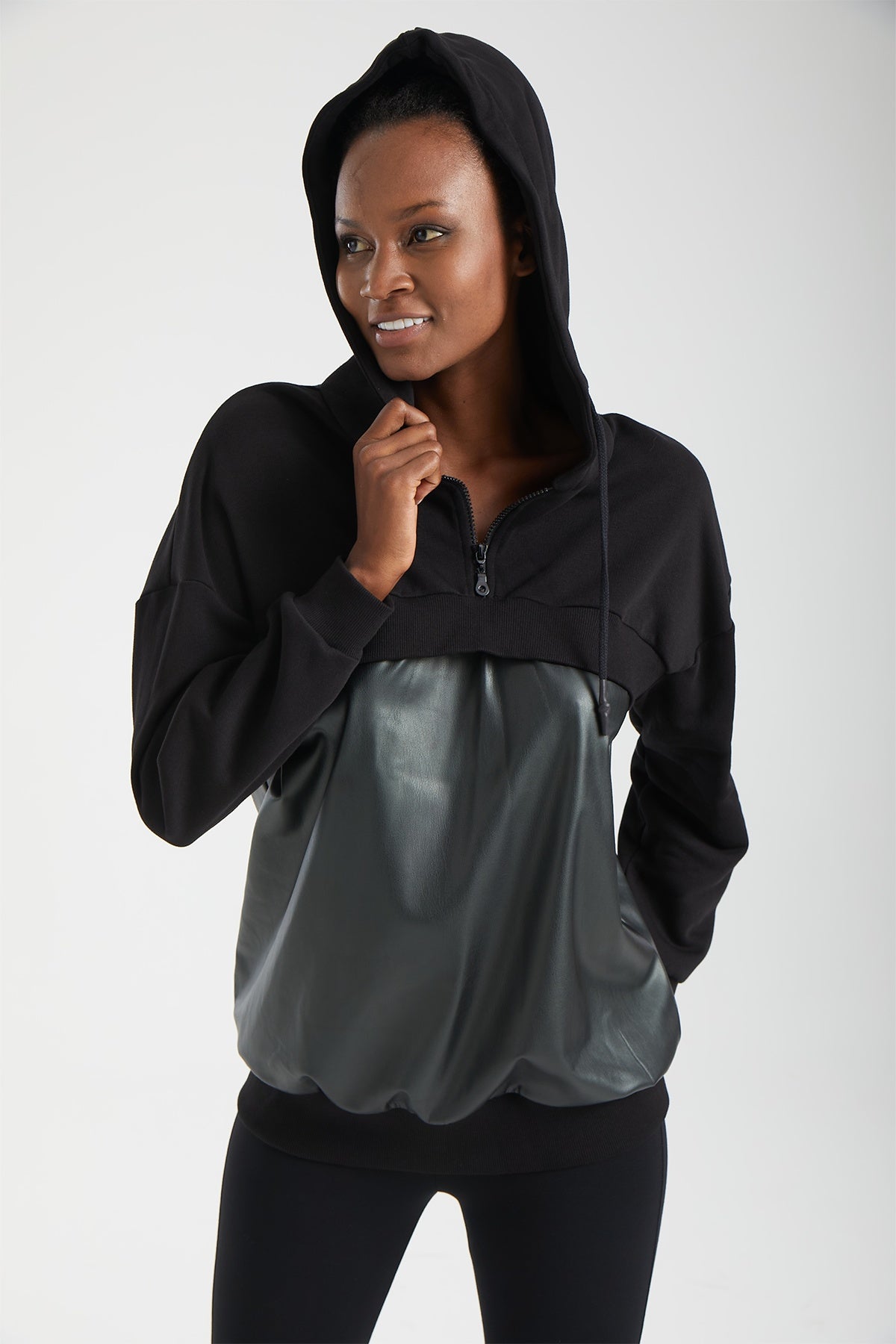 Kadın siyah sweatshirt – VERTEX Yapısal Panelli Kapüşonlu Sweatshirt | IMBUE color:siyah