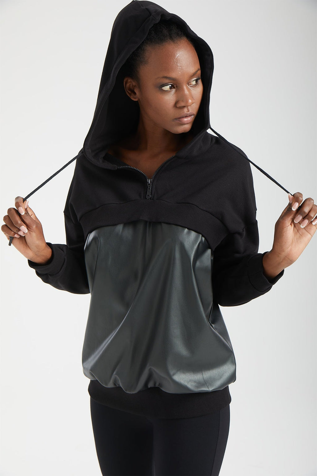 Kadın siyah sweatshirt – VERTEX Yapısal Panelli Kapüşonlu Sweatshirt | IMBUE color:siyah