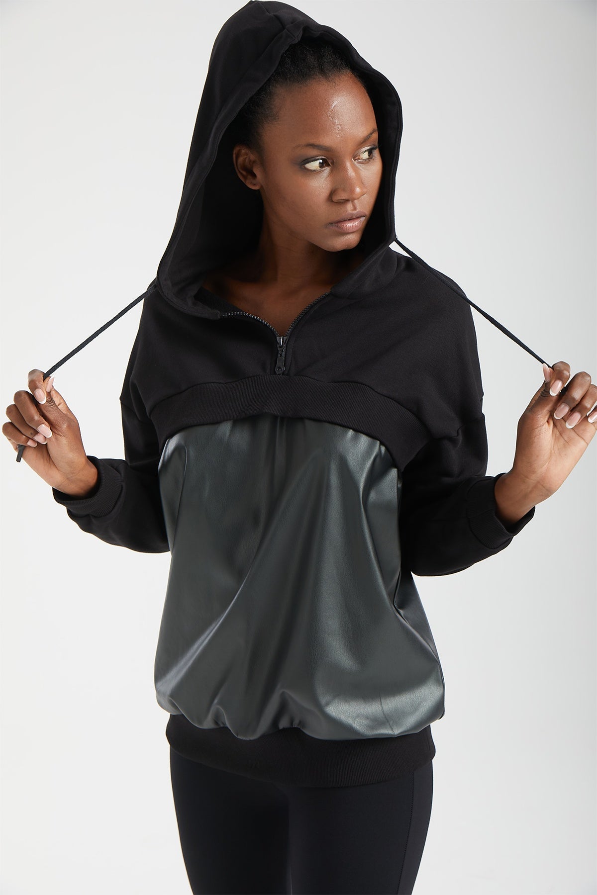 Kadın siyah sweatshirt – VERTEX Yapısal Panelli Kapüşonlu Sweatshirt | IMBUE color:siyah