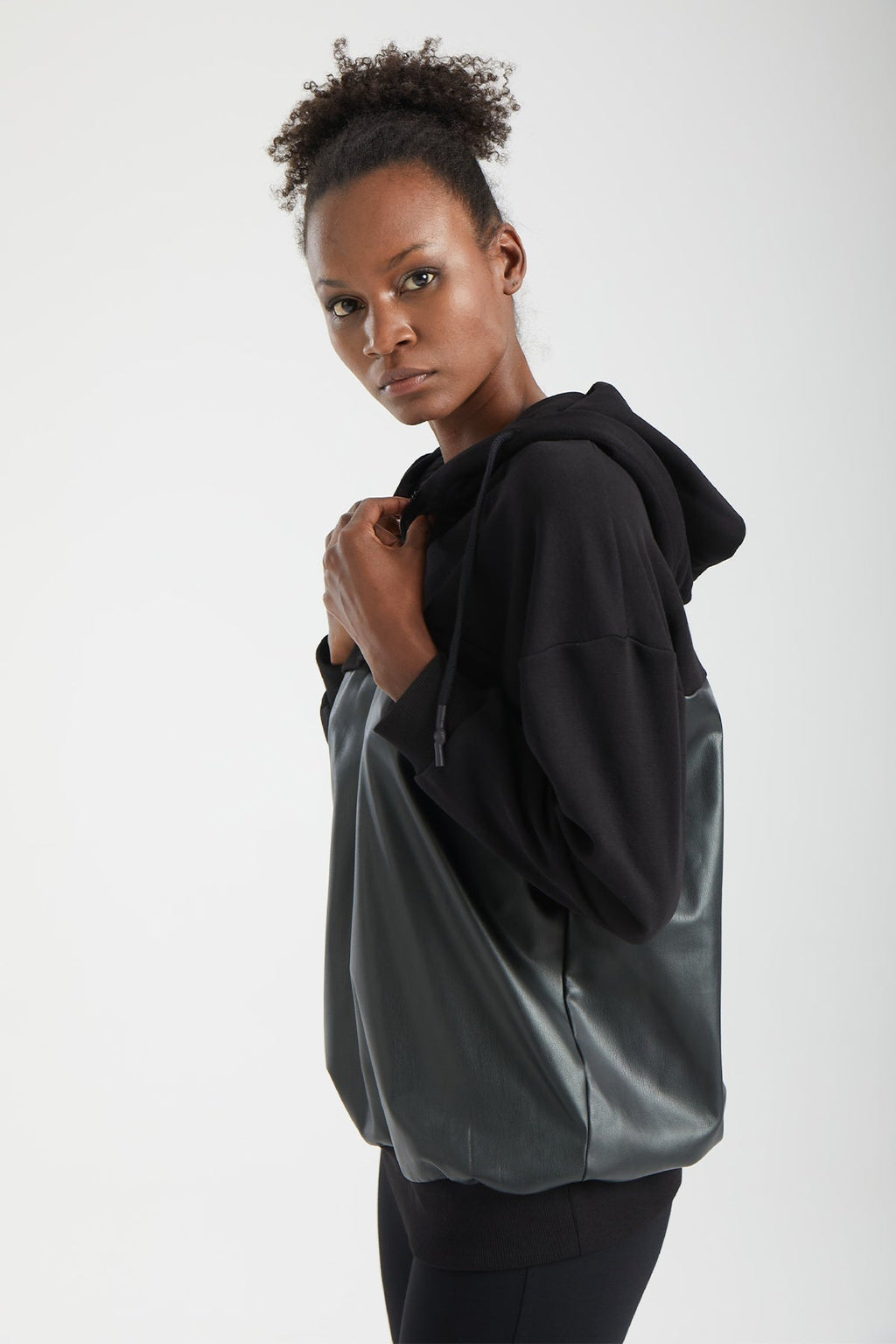 Kadın siyah sweatshirt – VERTEX Yapısal Panelli Kapüşonlu Sweatshirt | IMBUE color:siyah