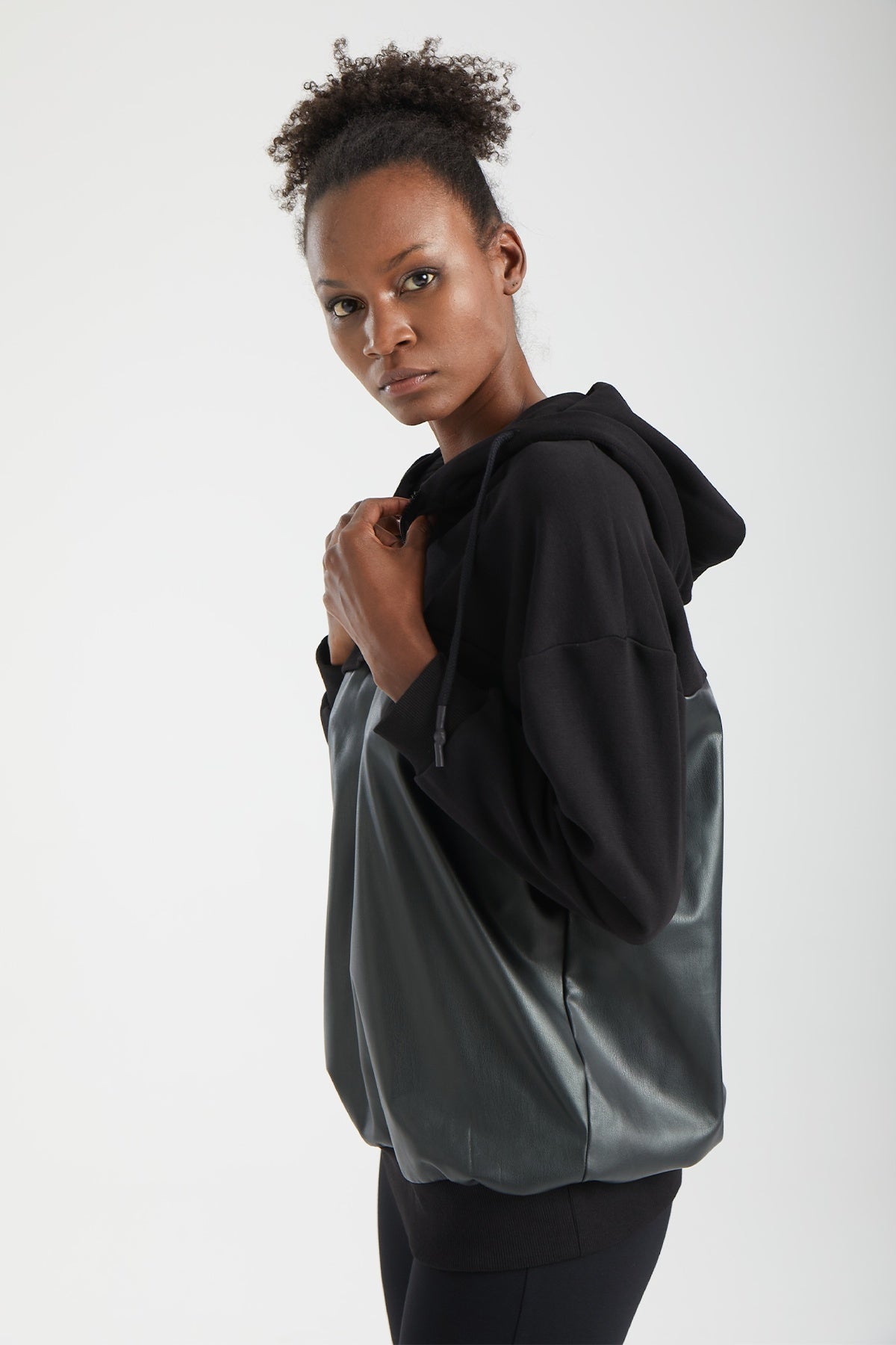 Kadın siyah sweatshirt – VERTEX Yapısal Panelli Kapüşonlu Sweatshirt | IMBUE color:siyah