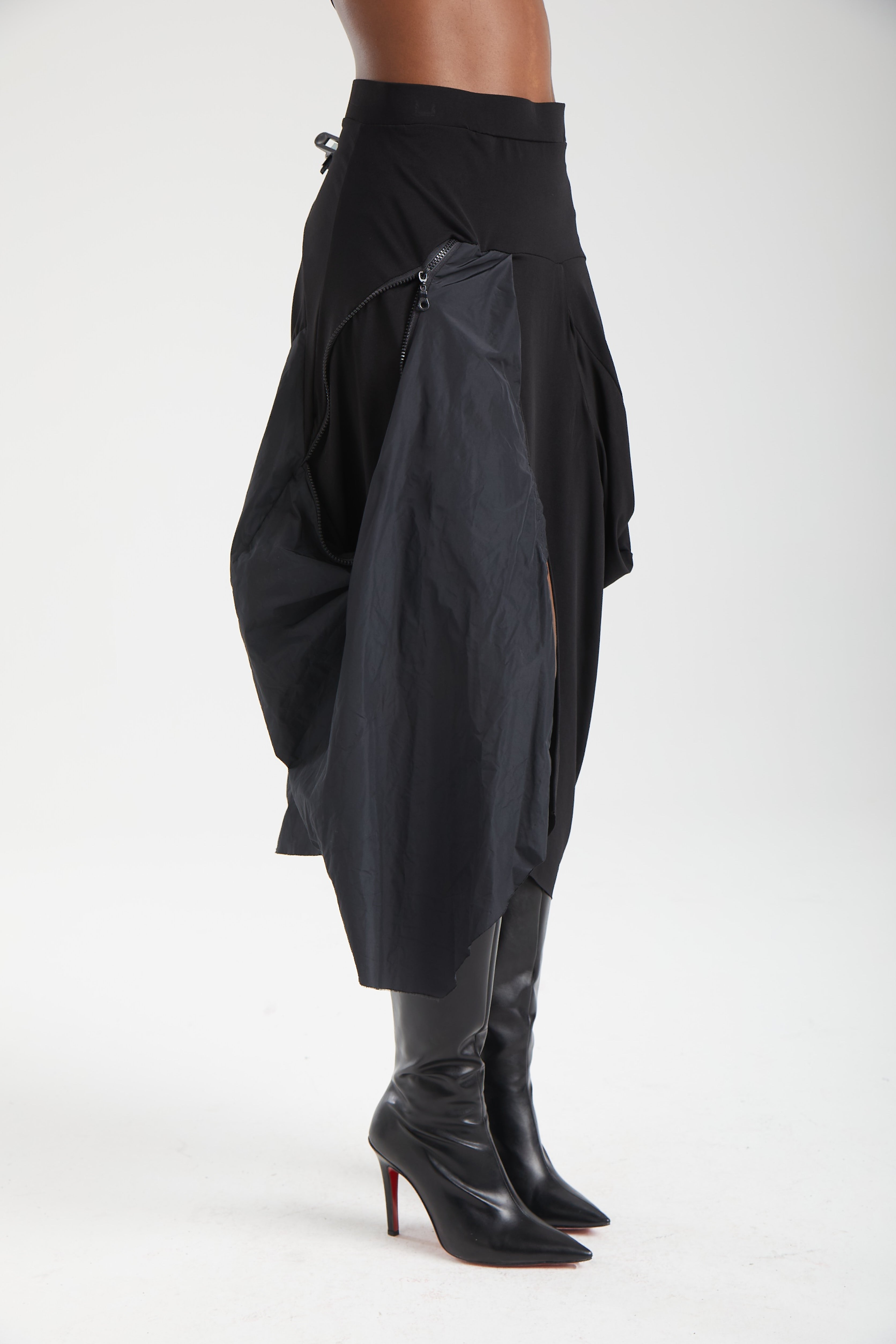 Kadın siyah etek – AVA Yapısal Asimetrik Etek | IMBUE color:siyah