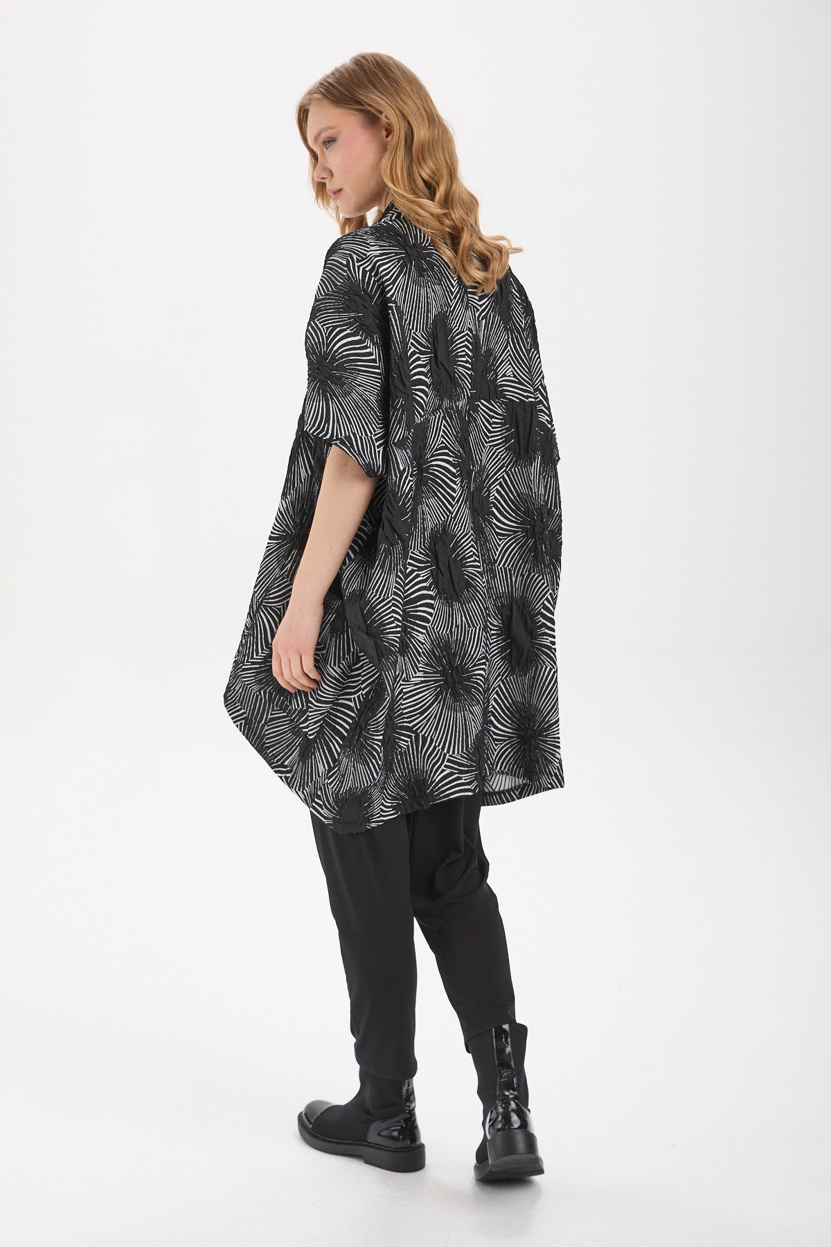 Kadın siyah kimono & kaftan – ZOLA Grafik Kimono | IMBUE color:siyah
